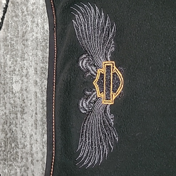 HARLEY DAVIDSON UNISEX EMBROIDERED WINGS BAR & SHIELD LOGO NECK GALTER F… - Picture 2 of 8